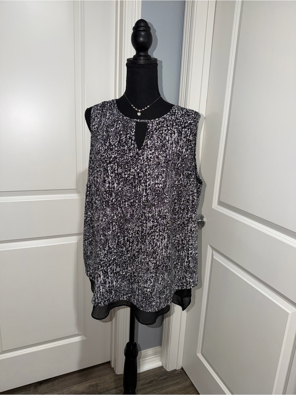 Violet & Claire Black and White Speckled Sleeveless Keyhole top size 1X